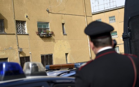 Tensione in un locale, intervengono i carabinieri