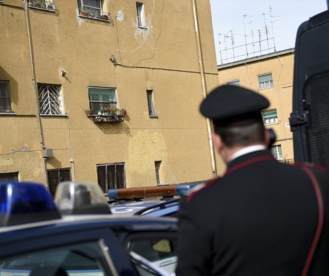 Tensione in un locale, intervengono i carabinieri