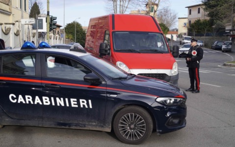 Accoltellato al volto e alla gamba, arrestato un 54enne