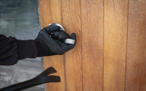 Falso carabiniere truffa un anziano in casa