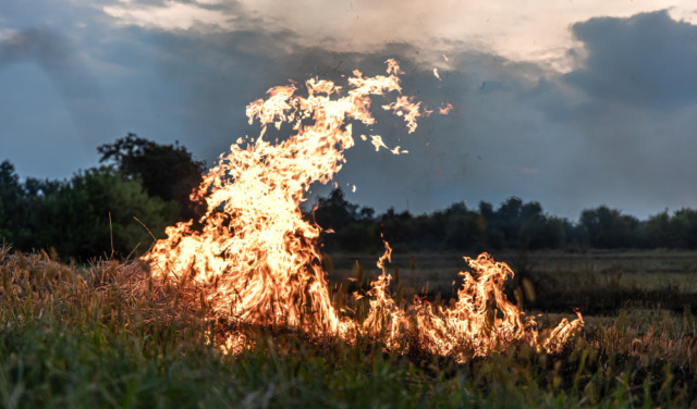 Incendio sul Monte Barone, fiamme verso baite e rifugio