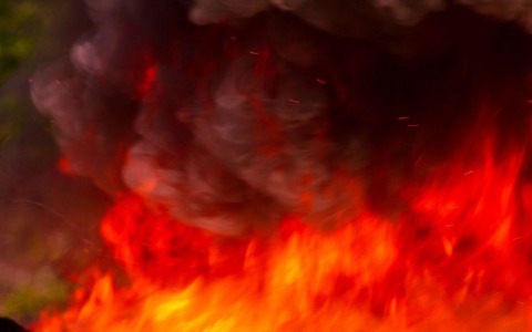 Incendio sul Monte Barone, oltre 120 lanci dei mezzi aerei