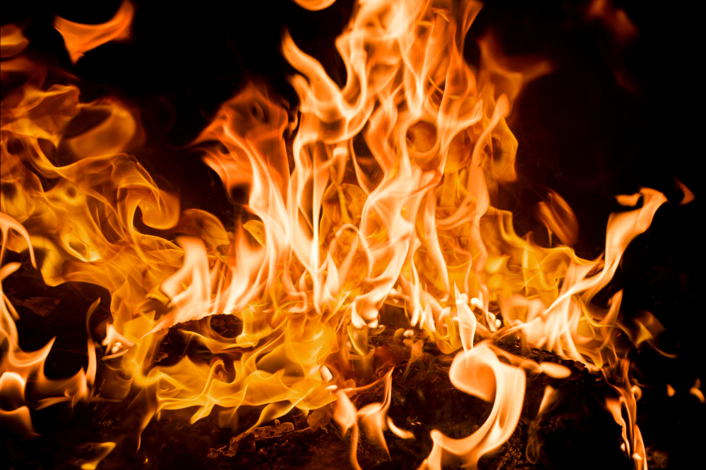 Incendio sul Monte Barone, volontari al lavoro nella pineta
