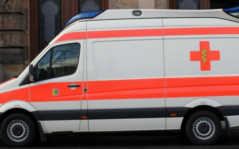 Uomo soccorso dopo una caduta dal balcone
