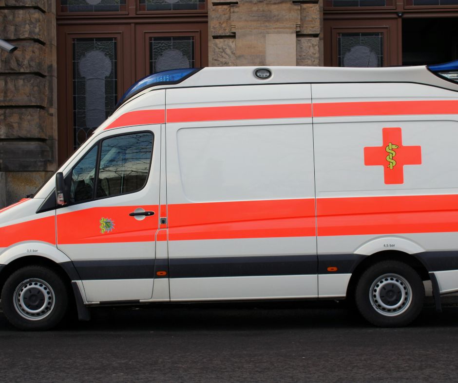Uomo soccorso dopo una caduta dal balcone