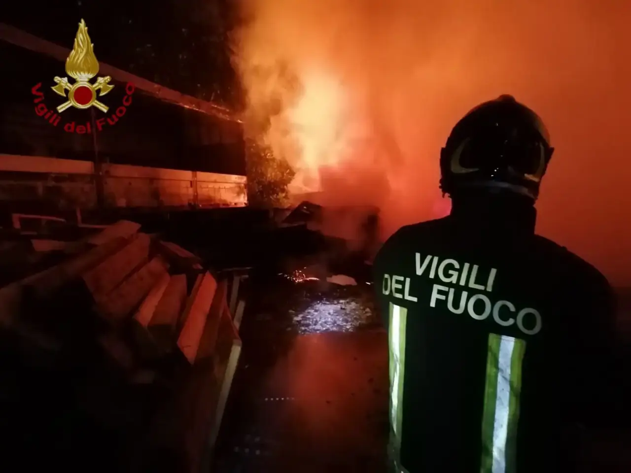 Incendio sul Monte Barone, Vigili del Fuoco impegnati