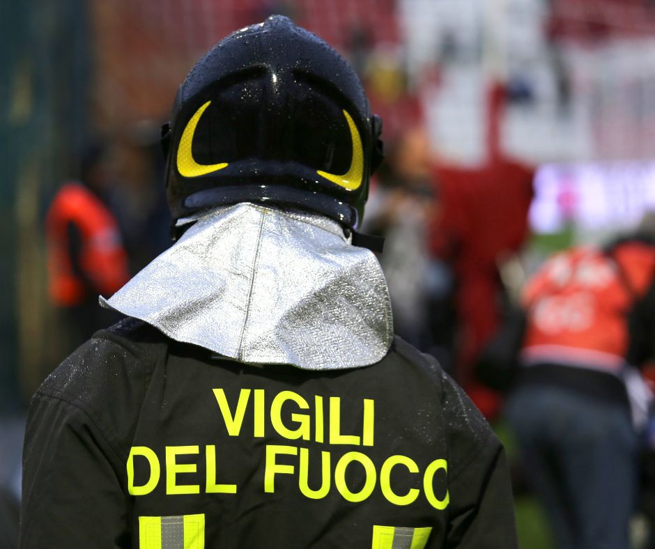 Albero pericolante, chiusa una strada comunale