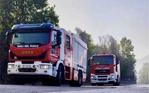 Ramo cade su un’auto dopo l’atterraggio di un elicottero