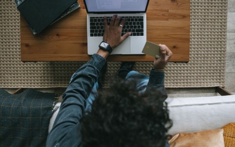 Cinque serate tra truffe online e futuro digitale